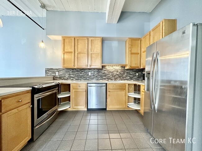 Building Photo - 1 Bed + Den Condo + Garage Parking For Ren...