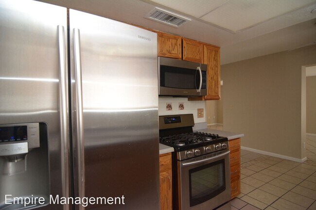 Foto del edificio - 4 br, 2 bath House - 9674 E.  3rd St.