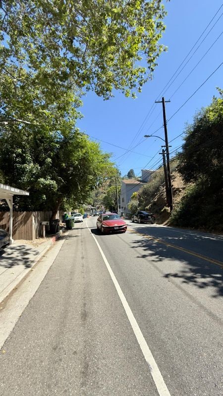 Foto del edificio - 1216 N Beverly Glen Blvd