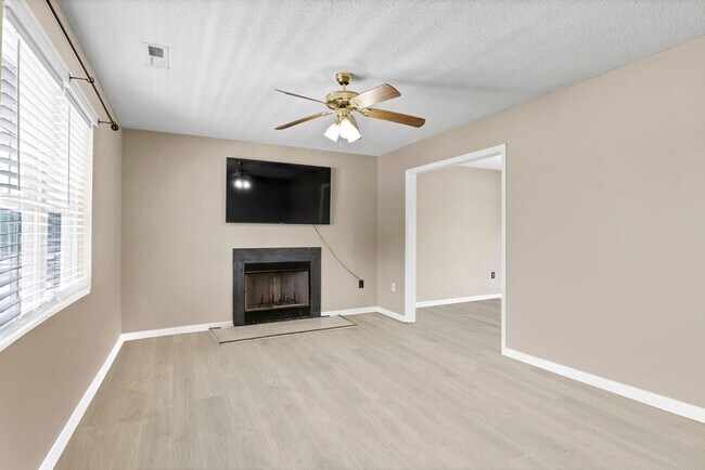 Foto del edificio - 134 Lawndale Ln