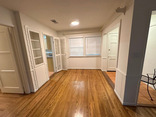 Dining Area - 10807 Huston St
