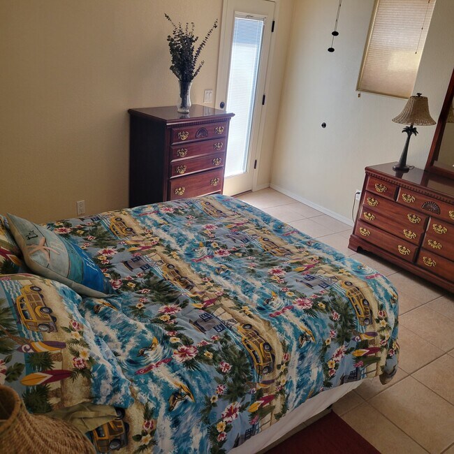 Queen bed - 2191 Fremont Dr