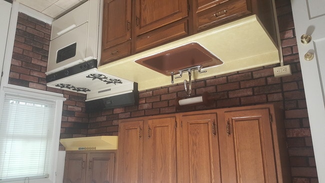 Kitchen - 142 Riverthorn Rd