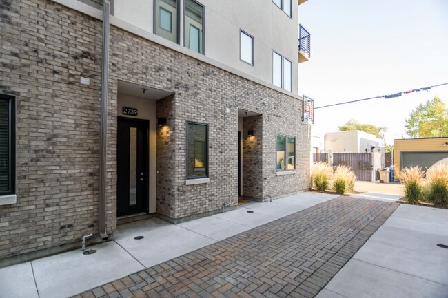 Building Photo - 2739 W Stewart Ave