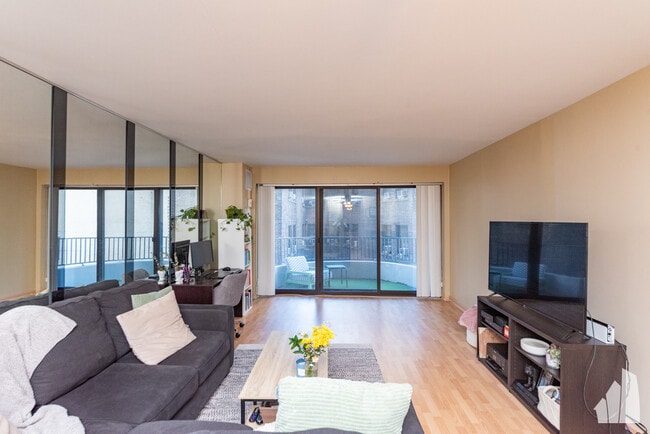 Building Photo - 2020 N Lincoln Park W