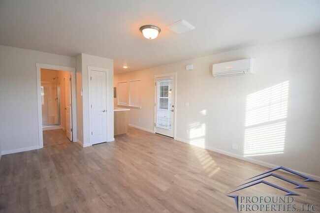 Building Photo - 8055 SE Kinnaman St