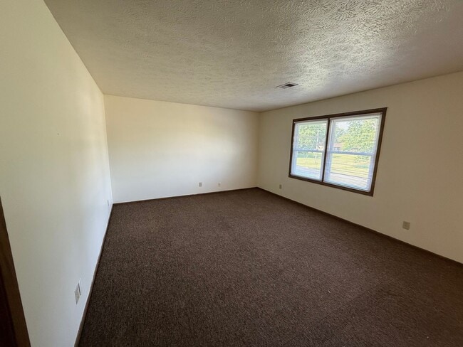 Foto del edificio - 2 bedroom, 1 bath apartment