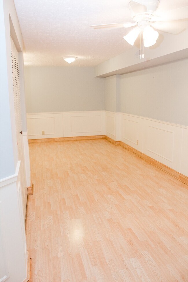 Building Photo - 2 bedroom 1.5 bath Townhouse with a baseme...