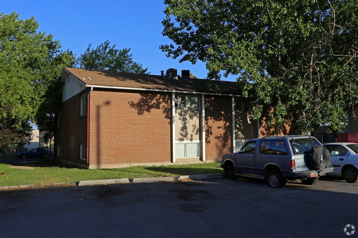 Building Photo - 2519 S Parkcrest Dr