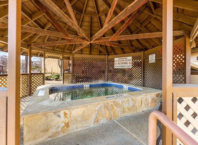 Building Photo - 2106 Rainbow Dr