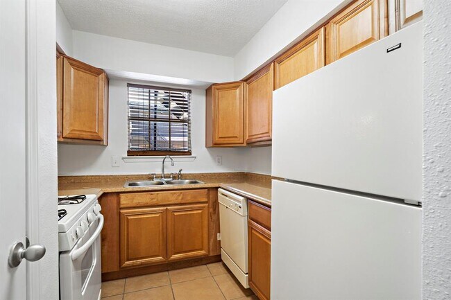 Building Photo - 711 Holiday Dr