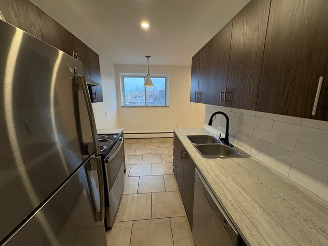Building Photo - Spacious 2 Bedroom Unit with Balcony
