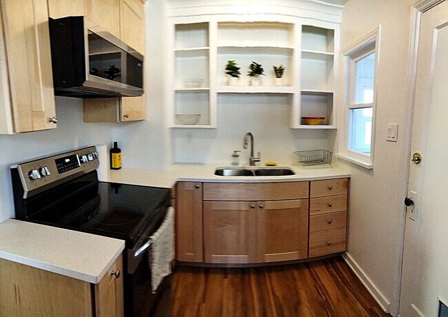 Foto del edificio - Charming Two Bedroom Home with Beautiful Y...