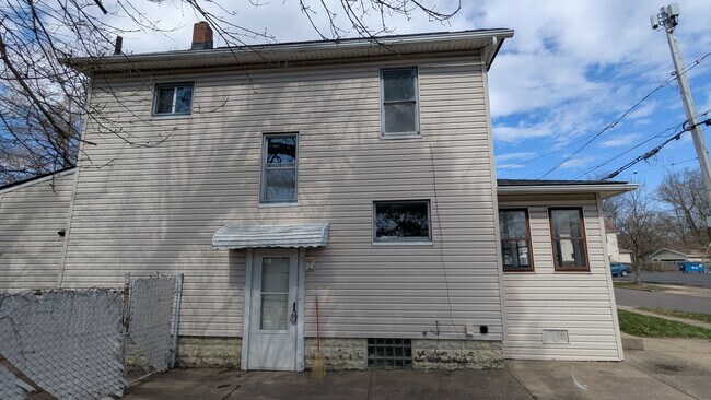 Foto del edificio - Discover this well-maintained 3-bedroom, 1-bath home in Akron