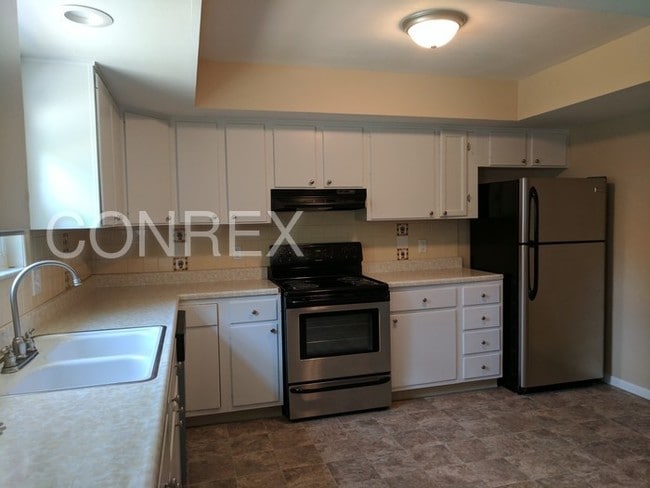 Building Photo - 3961 Honeybrook Ave