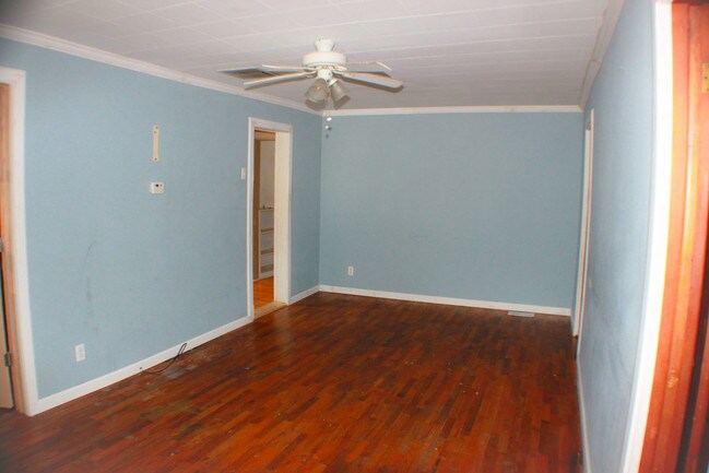 Building Photo - 612 N Custer St