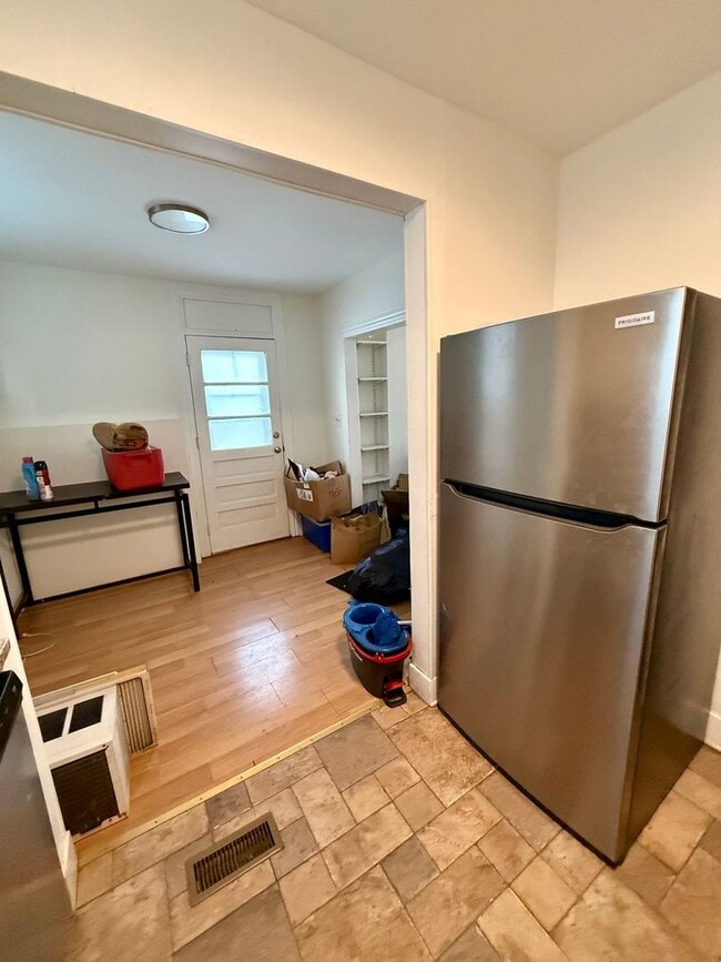 Building Photo - 619 School St