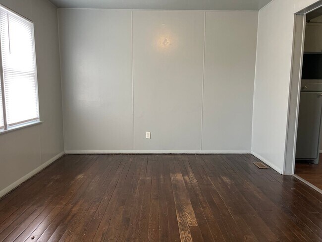 Building Photo - Cozy Cottage