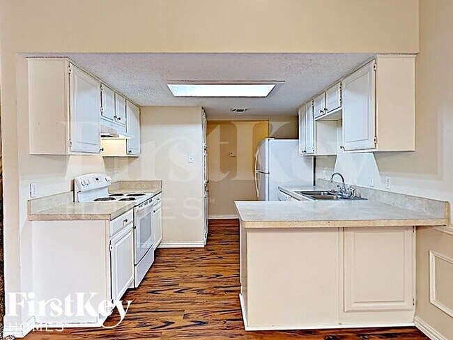 Foto del edificio - 504 Mockingbird Dr