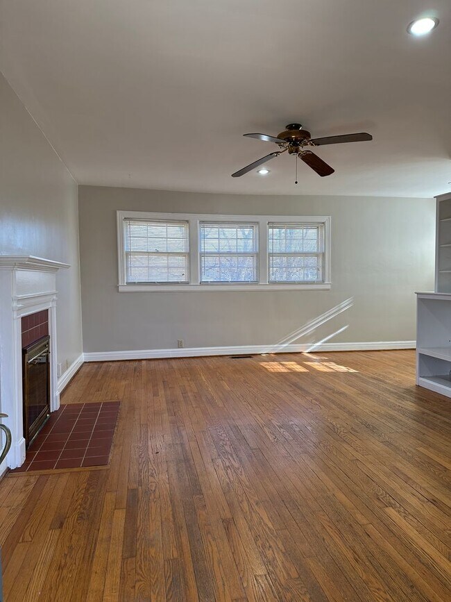 Foto del edificio - Coming Soon! Charming 1 BR House, 6 min from UK! New Flooring & Paint, Fenced Backyard, Pets Ok!