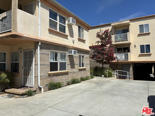 Foto del edificio - 15943 Victory Blvd