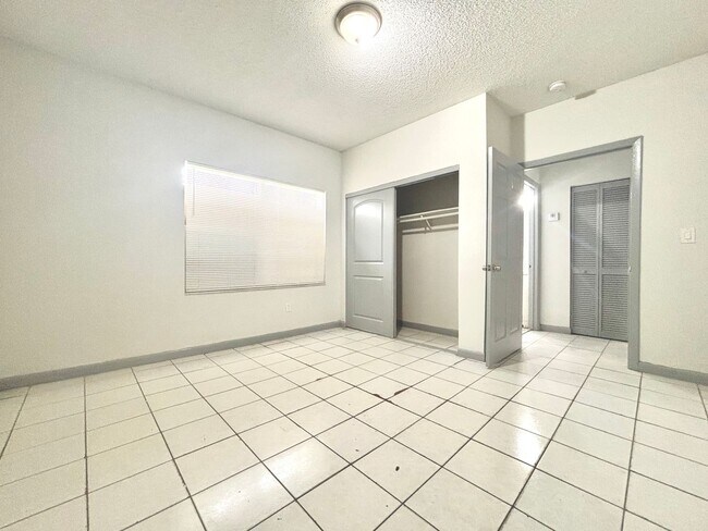 Foto del edificio - Three Bedroom Single Family Home with Private Fenced Yard and Driveway