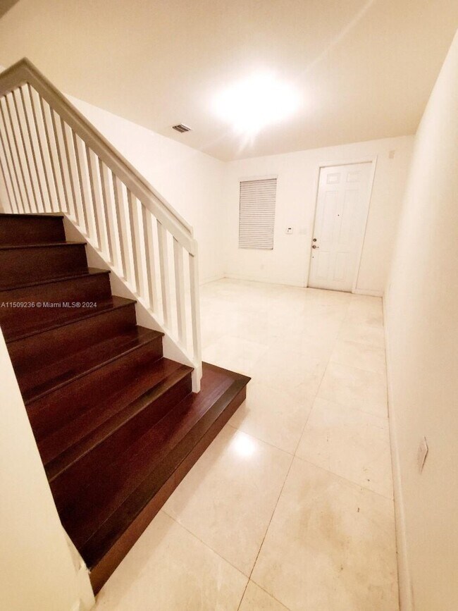 Foto del edificio - 6050 NW 104TH CT