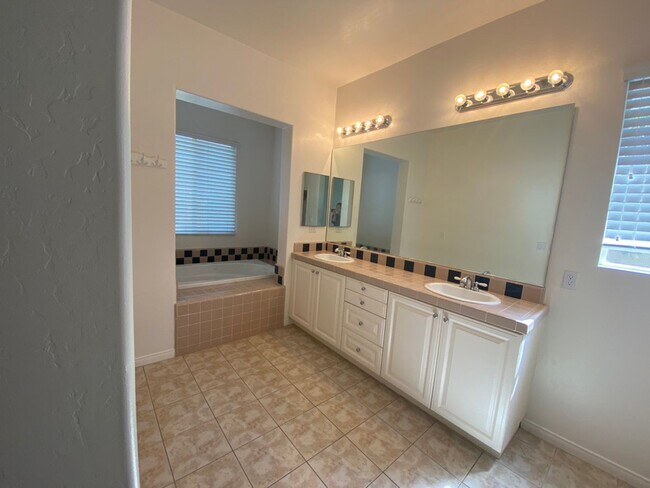 Foto del edificio - On the Golf Course 4 Bedroom/2.5 Bath plus...