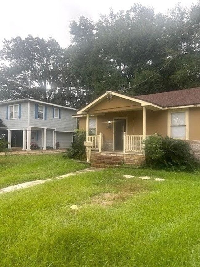 Building Photo - Spacious 2 bedroom 1 bath with sunroom and...