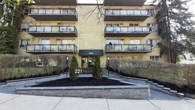 Photo du bâtiment - 159-221 Russell Hill Rd