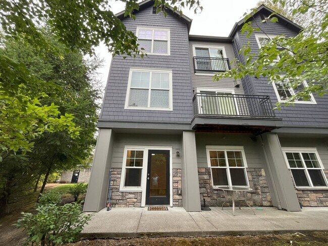Foto del edificio - Charming Corner Condo with Fireplace, Pati...
