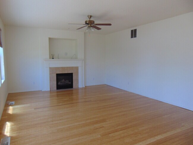 Foto del edificio - 3 Bedroom A/C Pet Friendly - Hillsboro