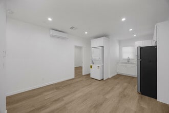 Building Photo - 308 N Catalina Ave