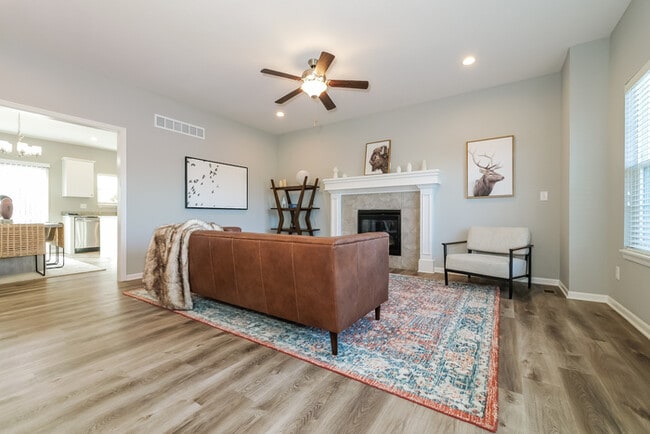 Building Photo - Fantastic 4bd/3ba home! Coming soon!