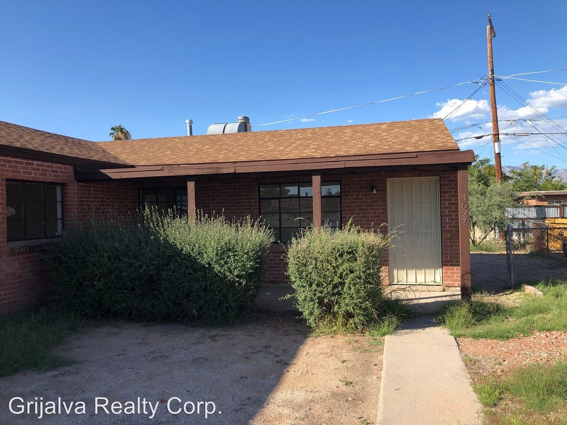 Primary Photo - 4625 E Montecito St