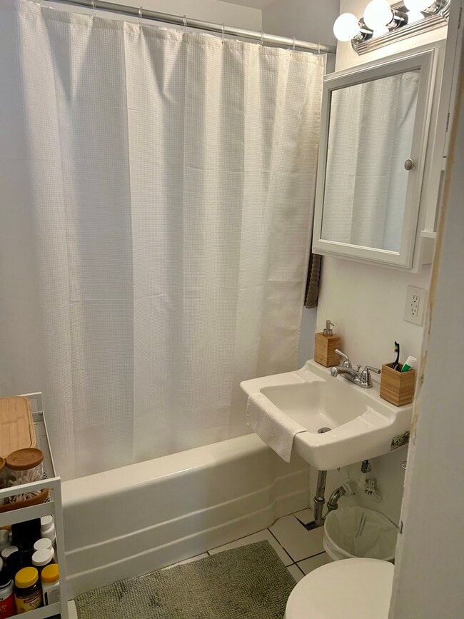 Foto del edificio - 7723 Adams St