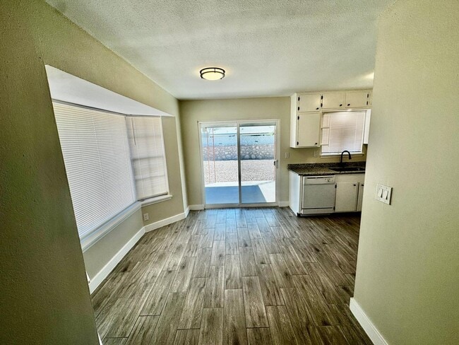 Foto del edificio - 8636 Mettler Dr