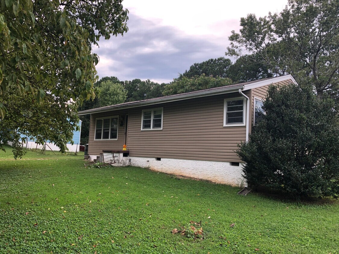 Foto principal - 3 Bedroom 1 Bath close to 153