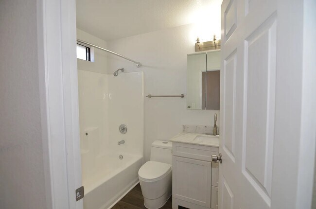 Building Photo - 668 W 15th St