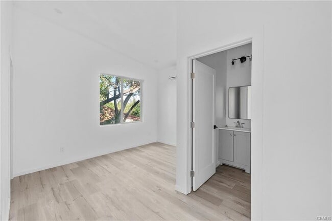 Foto del edificio - 8514 Wilbur Ave