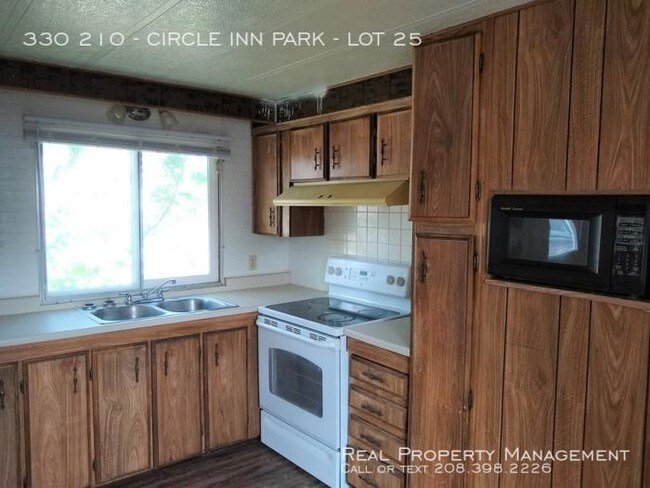 Building Photo - 3 bedroom in Chubbuck ID 83202