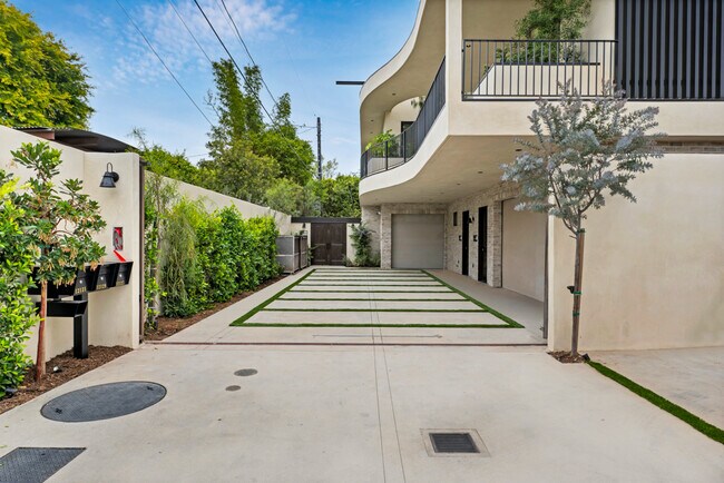 Foto del edificio - 12131 Palms Blvd