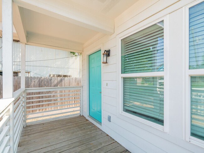 Foto del edificio - Charming Fully Renovated 2-Bedroom Duplex ...