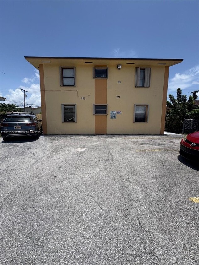 Primary Photo - 231 E 7th St