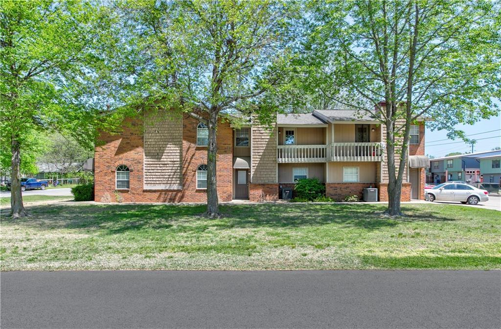 461 N Garrett St Unit E, Siloam Springs, AR 72761 Room for Rent in Siloam Springs, AR