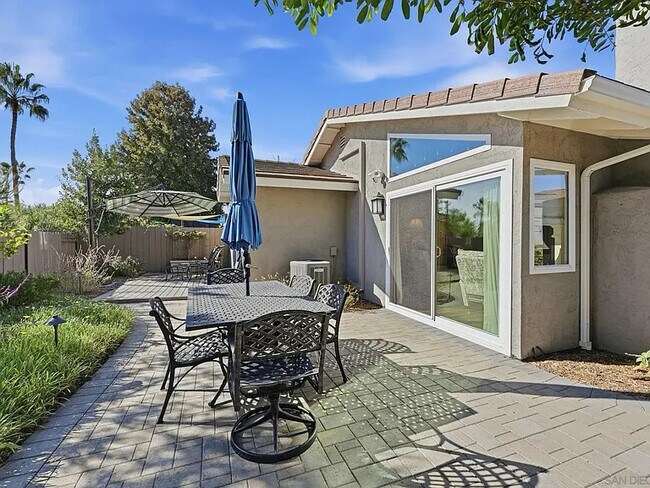 Foto del edificio - 1859 Hill Top Ln