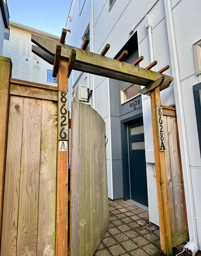 Building Photo - Greenwood Townhome