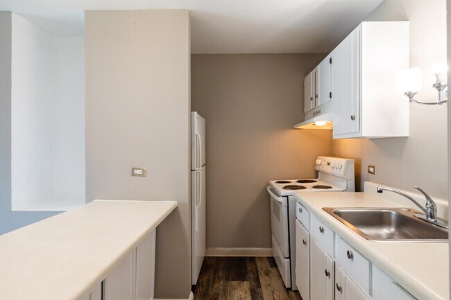 Building Photo - Renovated 900 square foot 1-bedroom/1-bath...