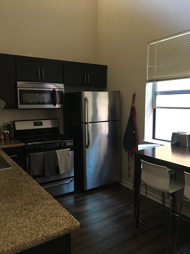 Kitchen with modern appliances - 4700 Adeline St