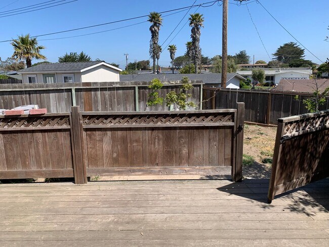 Building Photo - Large 3 Bedroom, 2.5 Bath House in Marina